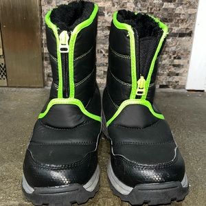 Youth snow boots
